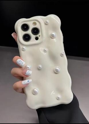 Волнистый чехол на iphone 14 pro max с жемчужинами