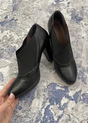 Женские кожаные ботинки