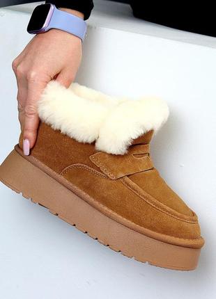 Теплющие низкие угги с опушкой натуральная замша цвет camel