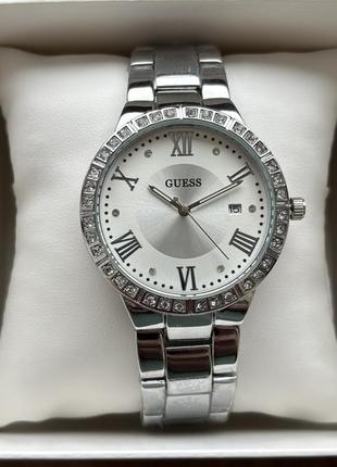 Женские часы guess на браслете серебряного цвета