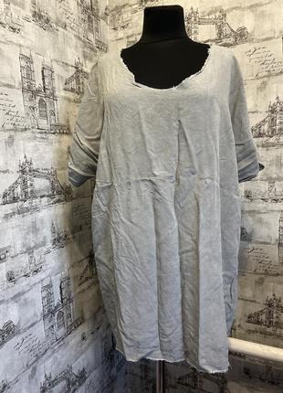 Сіра футболка з обробленими з сріблястою ниткою краями