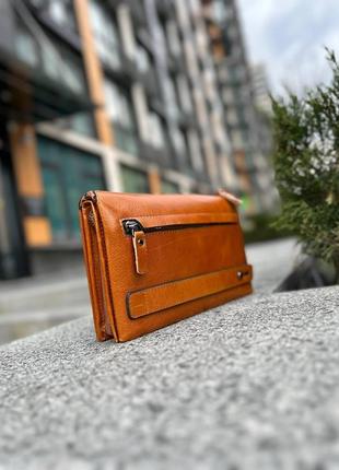 Портмоне із натуральної італійської шкіри з двома основними відділеннями.