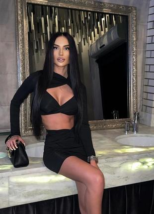 Стильний чорний костюм з вирізами та вузлом