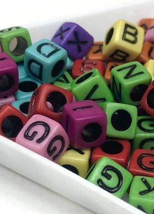 (20 грам) пластикові намистини куб "алфавітка", 6х6 мм (прим. 130 шт) кольори - чорний мікс