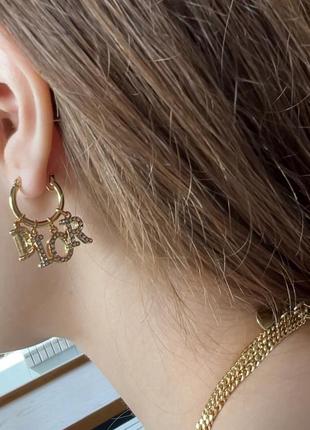 Диор лаконичные серьги с подвесными буковками, позолота 18 к