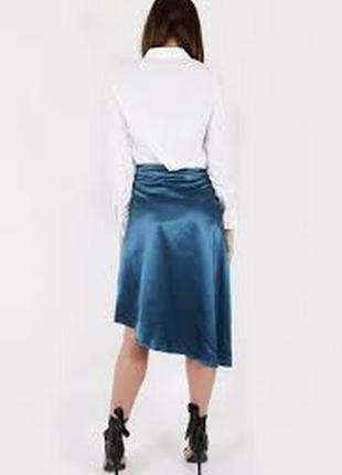 Новая атласная юбка-миди с асимметричным низом5 фото