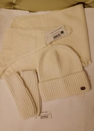 Шикарный белый бактус ( оттенок пряжи не снежно-белый)