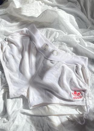 Женские белые мини-шорты adidas с затяжками