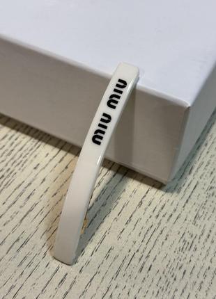 Заколка автомат для волос тонкая белая miu miu в белом цвете