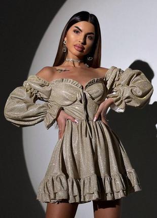 Блестящее платье с чашечками и пышной юбкой