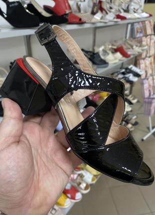 Стильні босоніжки