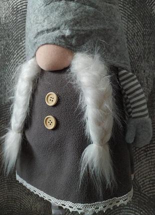 Серый гном девочка с косичками ножки телескопические