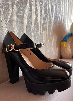 Туфлі на підборах