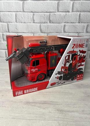 Машина-конструктор "пожарная машина" (yw 9080 b),свет, звук, инерция, брызгает водой.