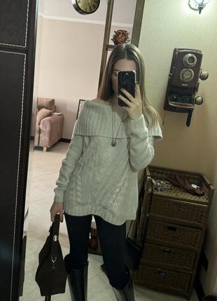 Светр вʼязаний з спущеними плечима