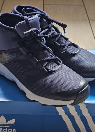 Кросівки adidas.