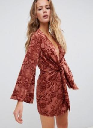 Стильна оксамитова сукня з широкими рукавами