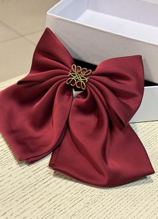 Шпилька-бант бордова для волосся леве, шовкова з логотипом