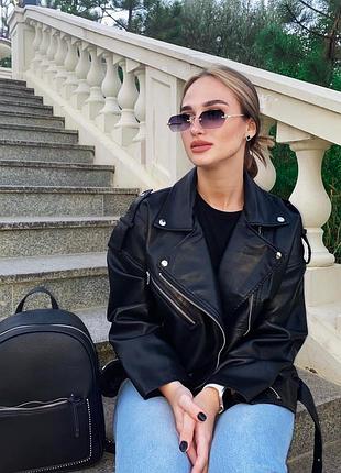 Кожанка чорного кольору