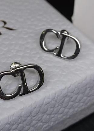Сережки діор маленькі гвоздики буківки — логотип, сріблення