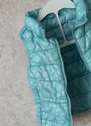 Фирменная детская жилетка