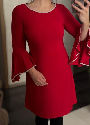 Красное платье