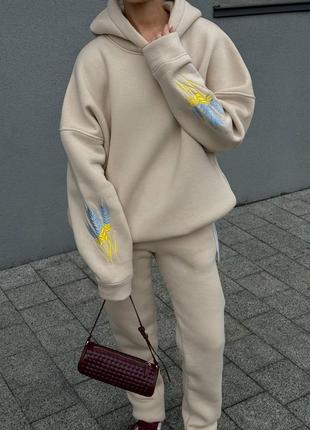 Качественный спортивный костюм свободного кроя с вышивкой колосок