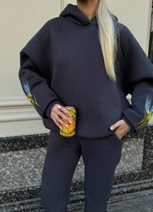 Качественный спортивный костюм свободного кроя с вышивкой колосок