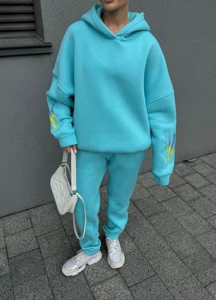 Качественный спортивный костюм свободного кроя с вышивкой колосок