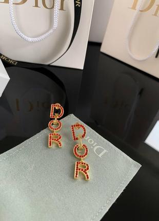 Диор красные серьги с цирконием / длинные серьги буковки