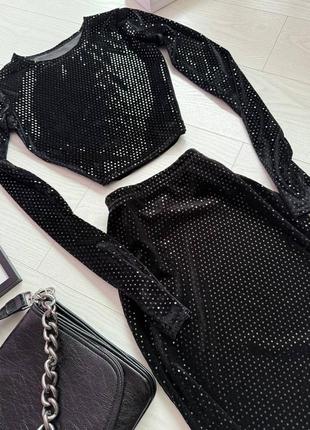 Блискучий костюм