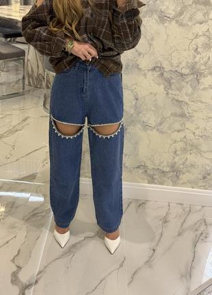 Джинсы с вырезами стразами
