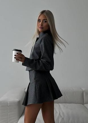 Костюм : пиджак + юбка/шорты.