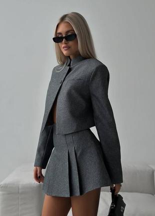 Костюм : пиджак + юбка/шорты.