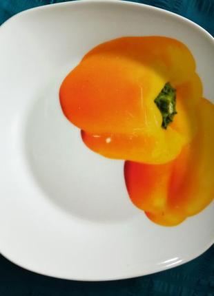 Тарелка обеденная красивая  с перцами