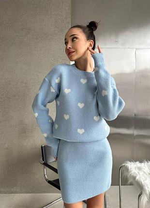 Женский теплый вязаный костюм с мини юбкой и свитером с сердечками