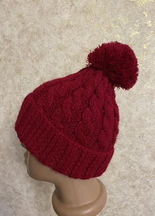 Красная вязаная шапка