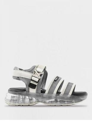 Нові босоніжки bronx