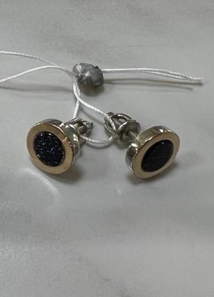 Серебряные серьги пуссеты с золотой пластиной и черными цирконами.