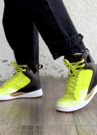 Високі кросівки