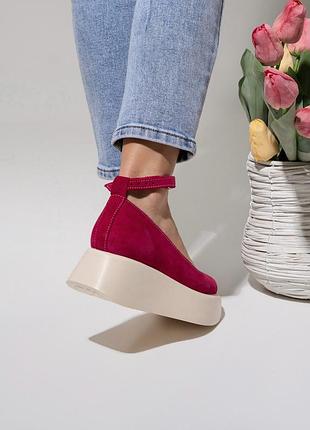 Рожеві замшеві босоніжки на платформі3 фото