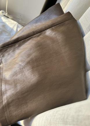 Коричневые брюки широкие из эко кожи на высокой талии4 фото
