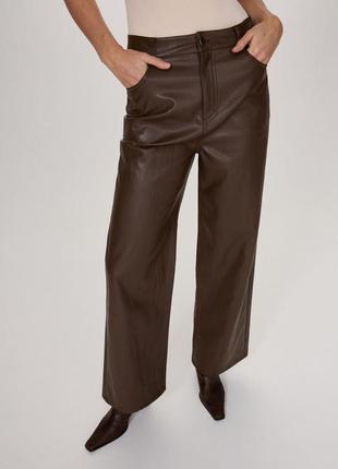 Коричневые брюки широкие из эко кожи на высокой талии2 фото