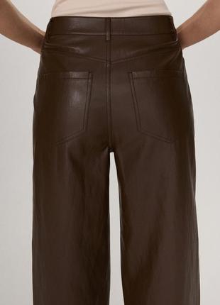 Коричневые брюки широкие из эко кожи на высокой талии3 фото
