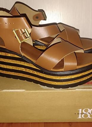 Босоніжки шкіряні жіночі на танкетці bata