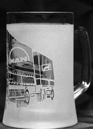 Подарочный пивной бокал для водителя 670 мл с гравировкой авто надписью лого фура man ман