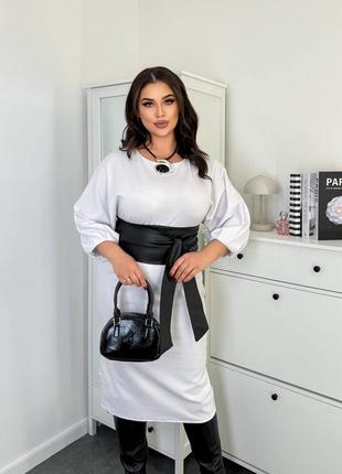 Біла сукня з шкіряним поясом кушак