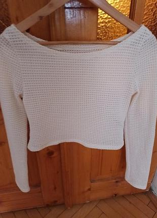 Кофта жіноча персикового кольору укорочена.