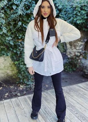 Куртка з капюшоном та рукавами тедді.