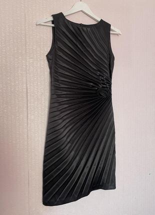 Короткое черное платье